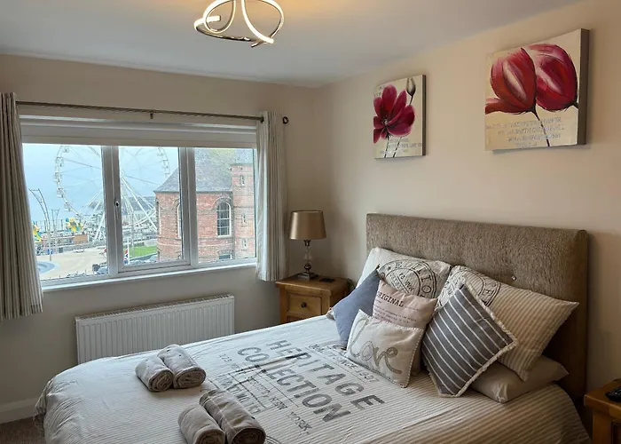 Beautiful Sea View, Entire 2 Bed Apartment, Portrush Centre West Strand Beachview