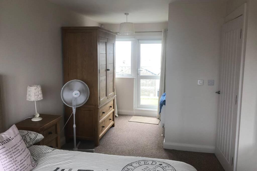 Apartment Beautiful Sea View, Entire 2 Bed Apartment, Centre West Beachview