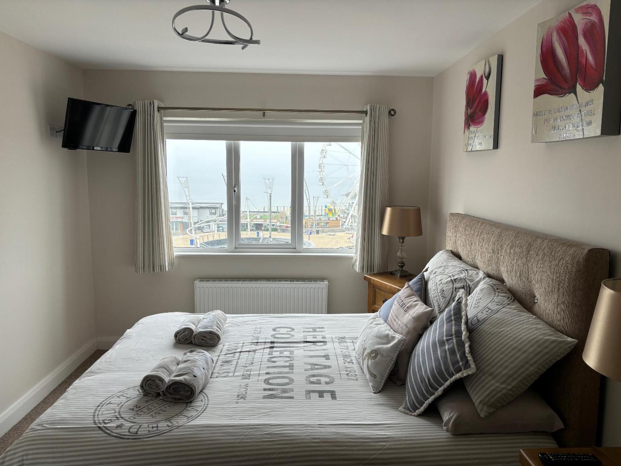 Beautiful Sea View, Entire 2 Bed Apartment, Centre West Beachview *